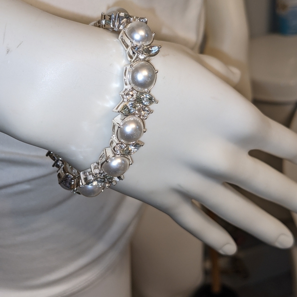 White pearl & rhinestone stretch bracelet